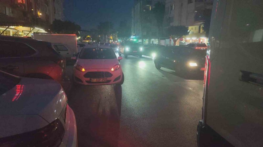 Park Halindeki Otomobilin Açılan Kapısına Çarpan Motosikletli Yaralandı