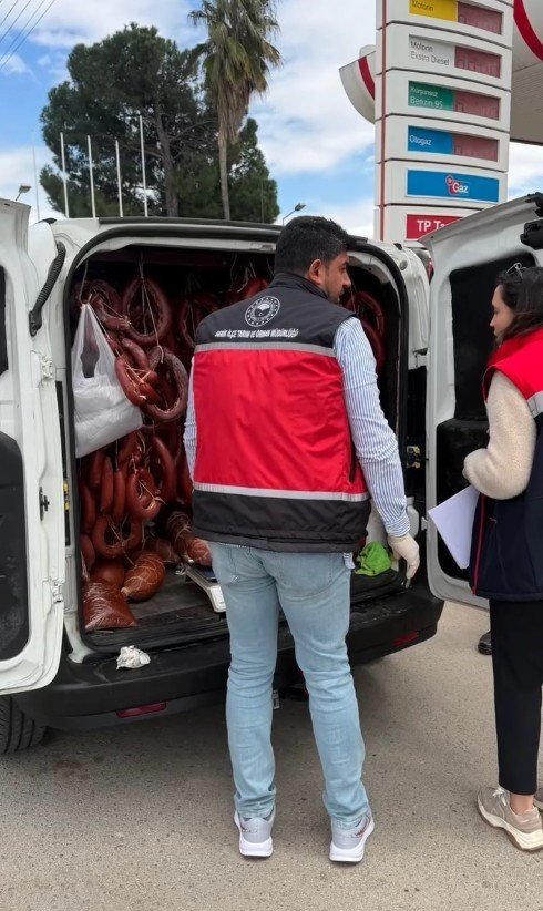 Serik’te 176 Kilogram Tarihi Geçmiş Sucuk Ele Geçirildi