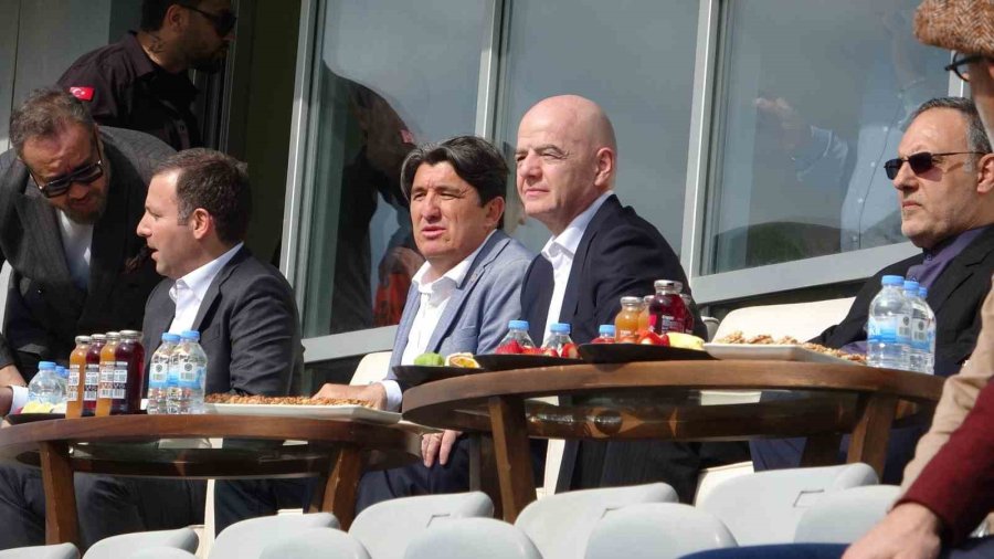 İran A Milli Futbol Takımı, Kosta Rika Maçına Savaşta Hayatını Kaybeden Çocukların Fotoğrafıyla Çıktı