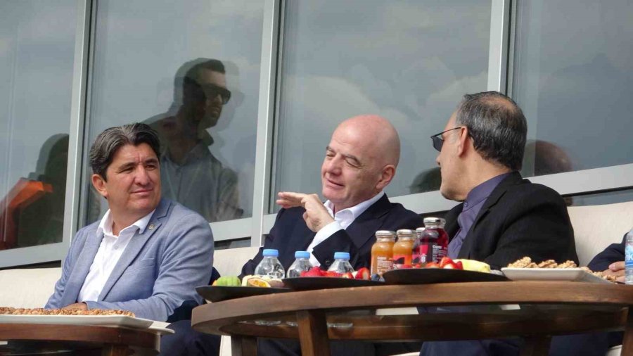 İran A Milli Futbol Takımı, Kosta Rika Maçına Savaşta Hayatını Kaybeden Çocukların Fotoğrafıyla Çıktı