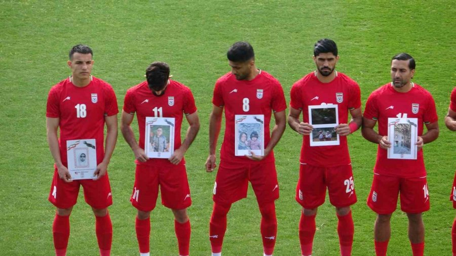 İran A Milli Futbol Takımı, Kosta Rika Maçına Savaşta Hayatını Kaybeden Çocukların Fotoğrafıyla Çıktı