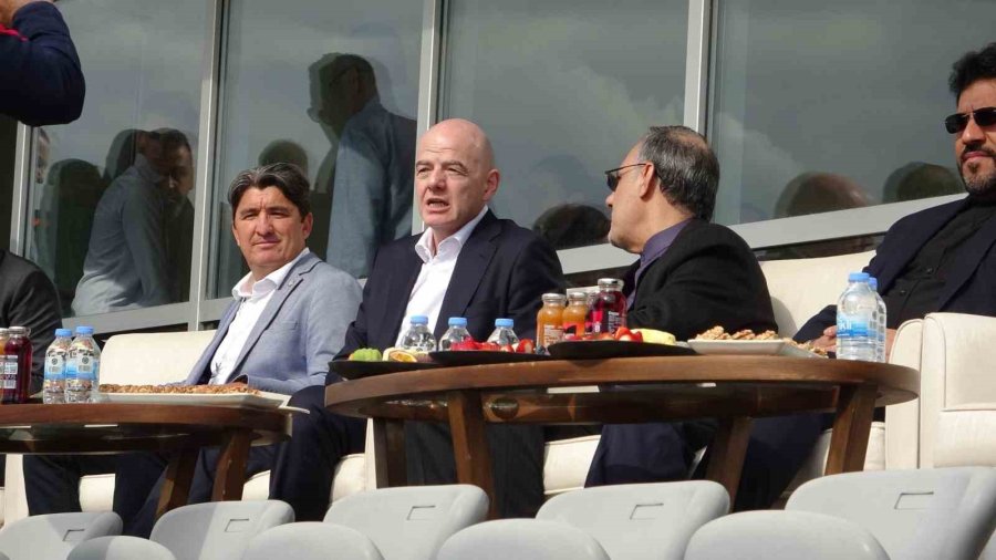 İran A Milli Futbol Takımı, Kosta Rika Maçına Savaşta Hayatını Kaybeden Çocukların Fotoğrafıyla Çıktı