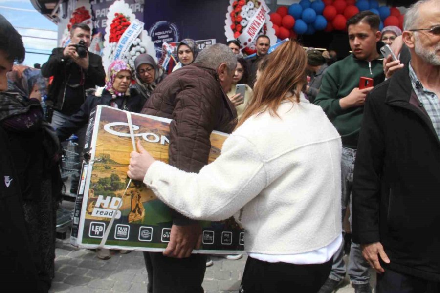 Konya’da Ucuz Televizyon İzdihamı