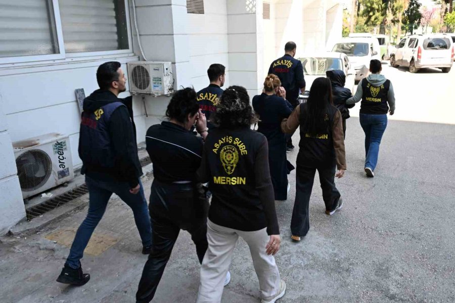 Mersin’de Evleri Soyan Kadın Hırsızlar Minibüste Polise Yakalandı
