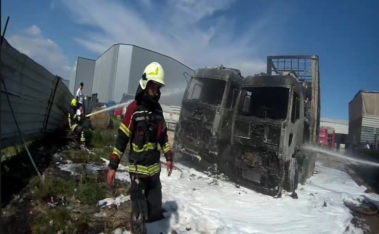 Mersin’de Yangın, Tırlar Hurdaya Döndü