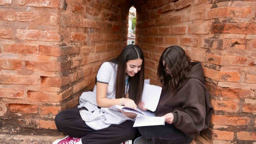 Alanya’da Kızılkule’nin 800. Yılında 800 Öğrenci Aynı Anda Kitap Okudu