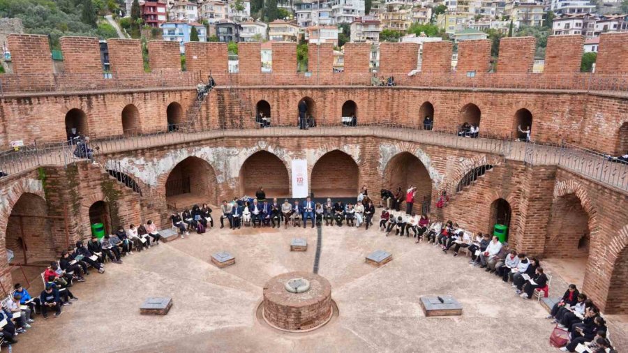 Alanya’da Kızılkule’nin 800. Yılında 800 Öğrenci Aynı Anda Kitap Okudu