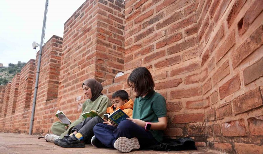 Alanya’da Kızılkule’nin 800. Yılında 800 Öğrenci Aynı Anda Kitap Okudu