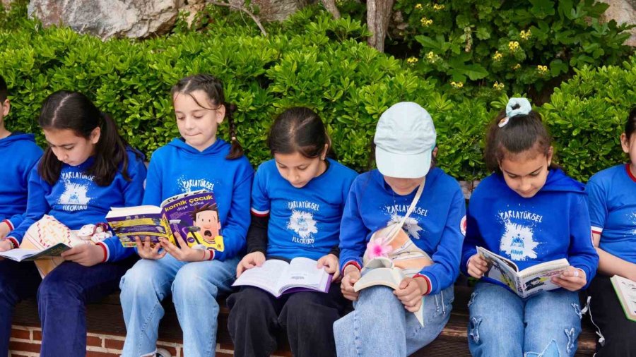 Alanya’da Kızılkule’nin 800. Yılında 800 Öğrenci Aynı Anda Kitap Okudu