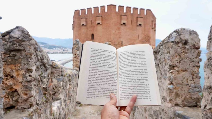 Alanya’da Kızılkule’nin 800. Yılında 800 Öğrenci Aynı Anda Kitap Okudu