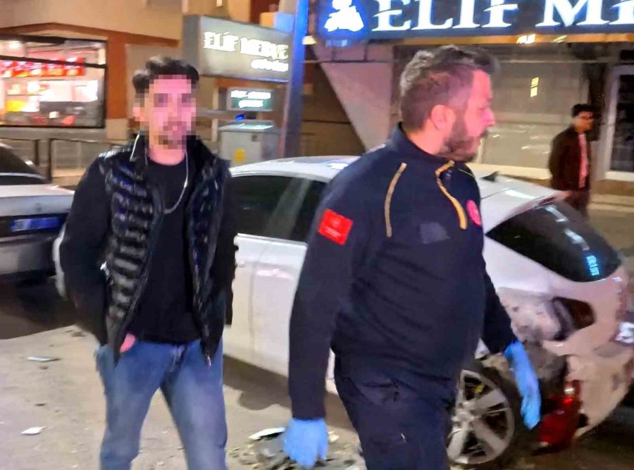 Alkollü Halde Direksiyona Geçti, 3 Araca Birden Çarptı