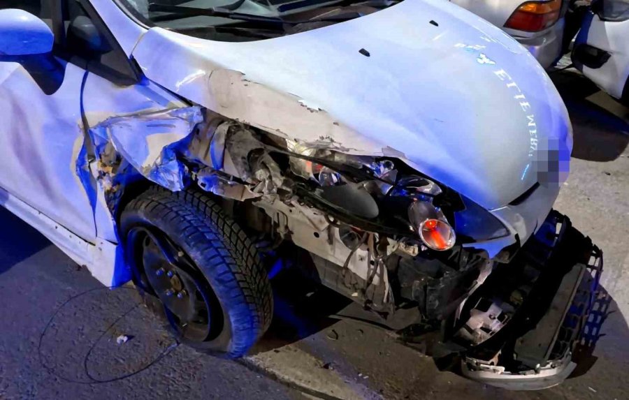 Alkollü Halde Direksiyona Geçti, 3 Araca Birden Çarptı