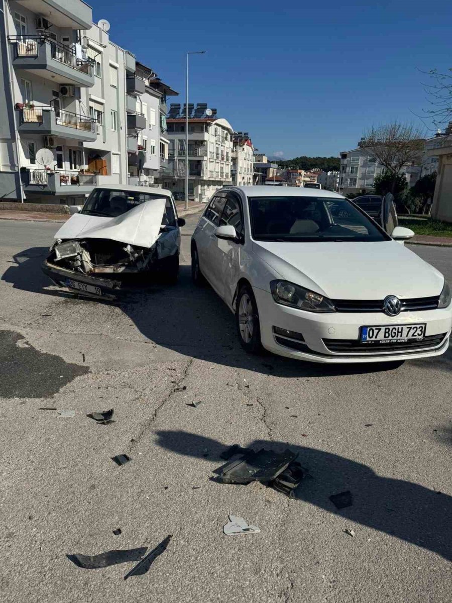 Trafik Kazası Ucuz Atlatıldı, Ehliyetini Yenilemeyen Sürücüye Ceza Yağdı
