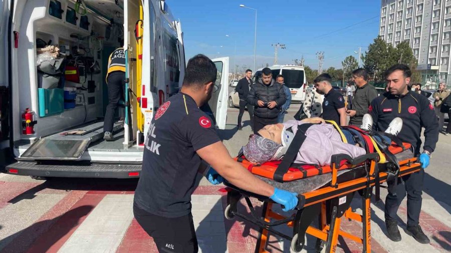 Hafif Ticari Aracın Çarptığı Hemşirelik Bölümü Öğrencisi Genç Kız Yaralandı