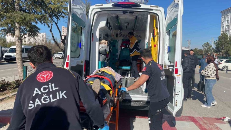 Hafif Ticari Aracın Çarptığı Hemşirelik Bölümü Öğrencisi Genç Kız Yaralandı