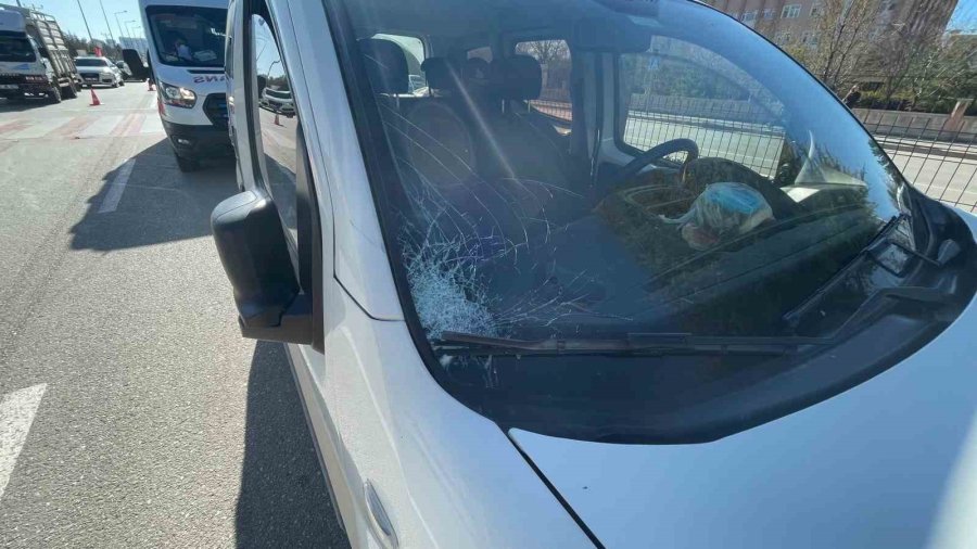 Hafif Ticari Aracın Çarptığı Hemşirelik Bölümü Öğrencisi Genç Kız Yaralandı