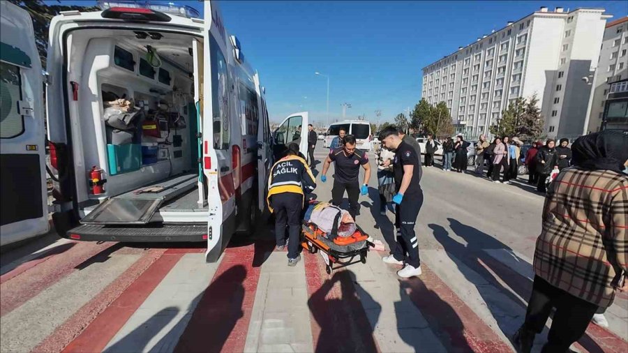 Hafif Ticari Aracın Çarptığı Hemşirelik Bölümü Öğrencisi Genç Kız Yaralandı