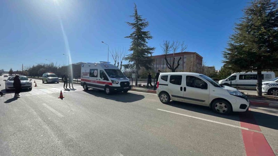 Hafif Ticari Aracın Çarptığı Hemşirelik Bölümü Öğrencisi Genç Kız Yaralandı