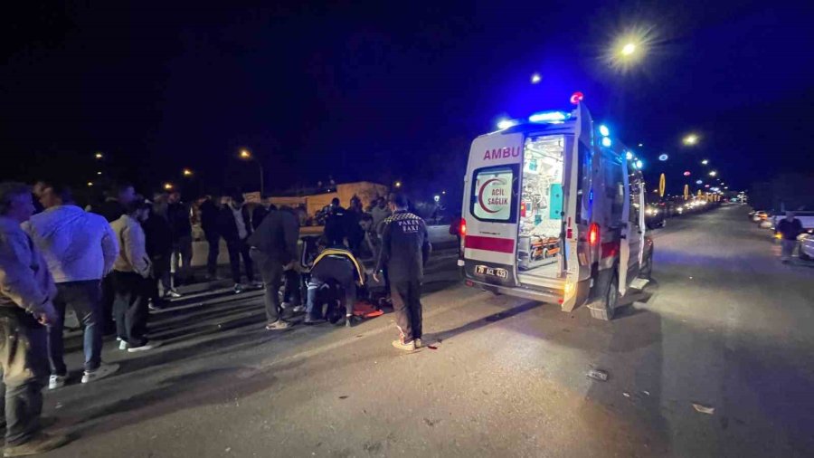 Hafif Ticari Araç Üniversite Öğrencisine Çarptı: 3 Yaralı