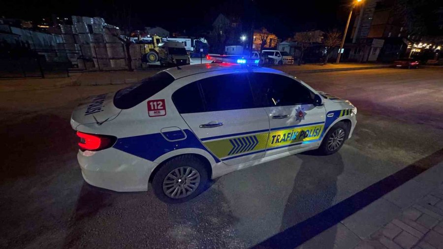 Hafif Ticari Araç Üniversite Öğrencisine Çarptı: 3 Yaralı