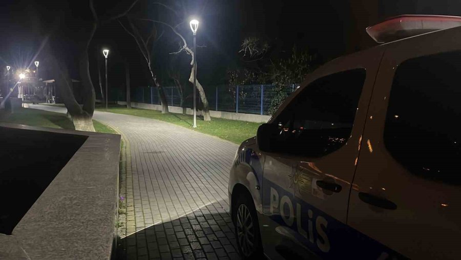 Parkta Bıçaklı Kavga: 3 Kişi Yaralandı