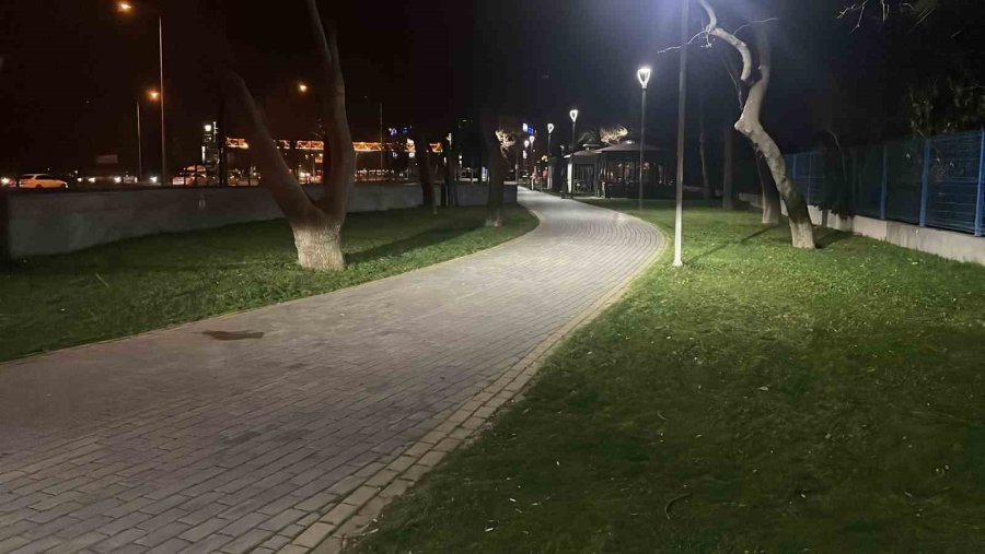 Parkta Bıçaklı Kavga: 3 Kişi Yaralandı