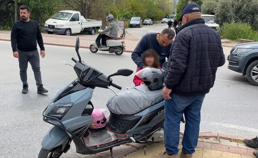 Annesini Kazada Yaralayıp Kaçan Sürücüyü, Gözyaşlarıyla Babasına Şikayet Etti