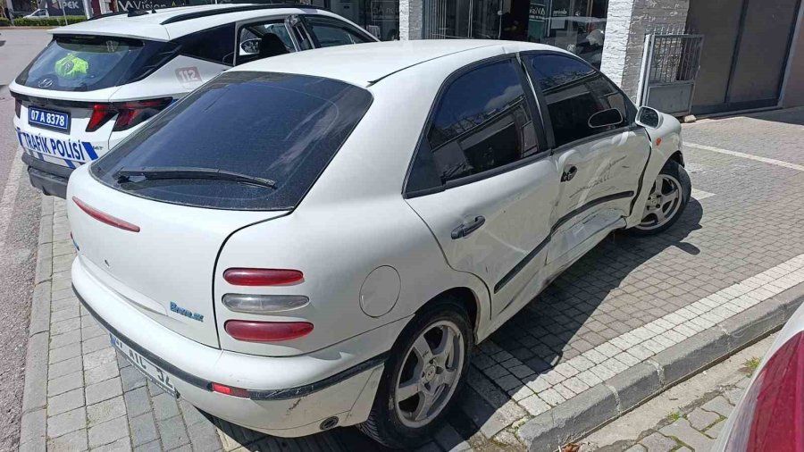 Manavgat’ta Otomobiller Çarpıştı: 1 Yaralı