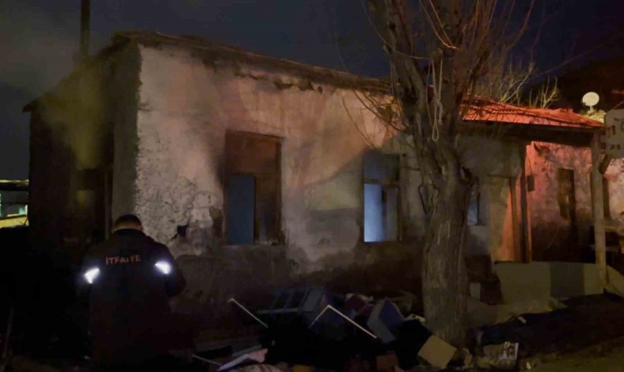 Metruk Evde Çıkan Yangın Paniğe Neden Oldu