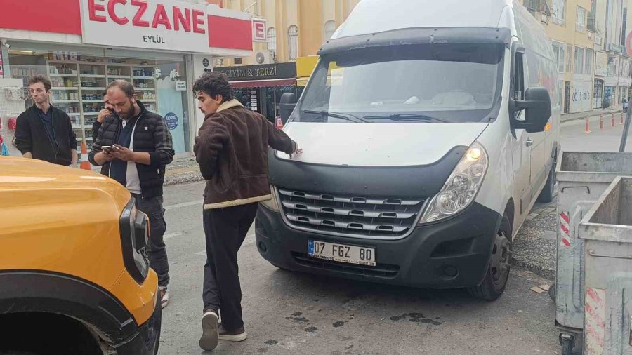 Aracına Çarpan Kamyonet İçin Polis Çağırdı Hatalı Parktan Ceza Yedi