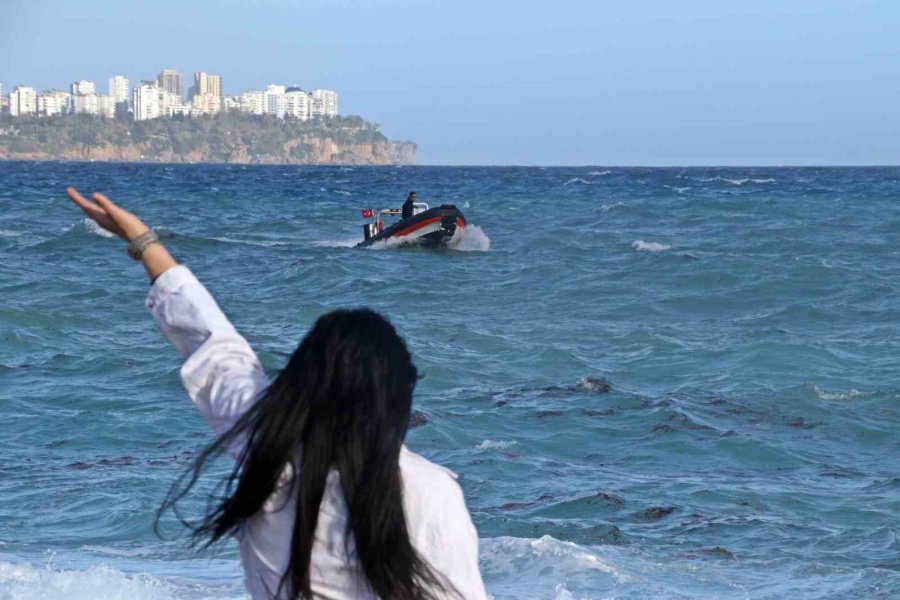 Dünyaca Ünlü Sahilde Can Pazarı: 2 Kardeş Kurtuldu, Kuzen Hayatını Kaybetti