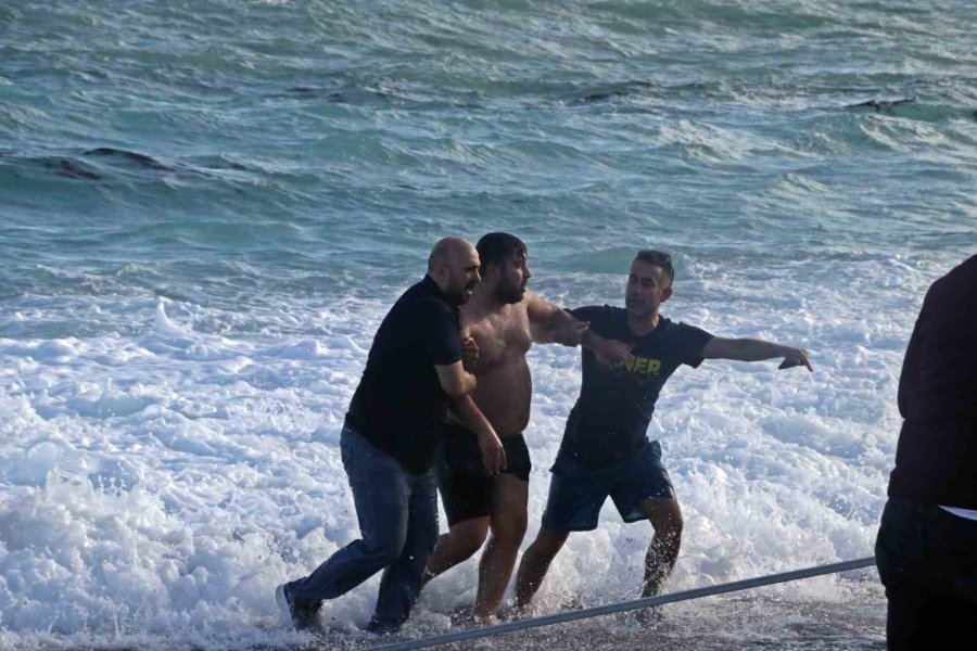 Dünyaca Ünlü Sahilde Can Pazarı: 2 Kardeş Kurtuldu, Kuzen Hayatını Kaybetti