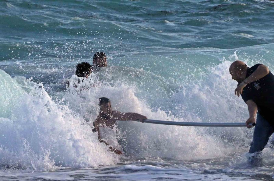 Dünyaca Ünlü Sahilde Can Pazarı: 2 Kardeş Kurtuldu, Kuzen Hayatını Kaybetti