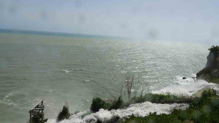 Dünyaca Ünlü Şelale, Yağmur Sonrası Denizi Kahverengiye Bürüdü