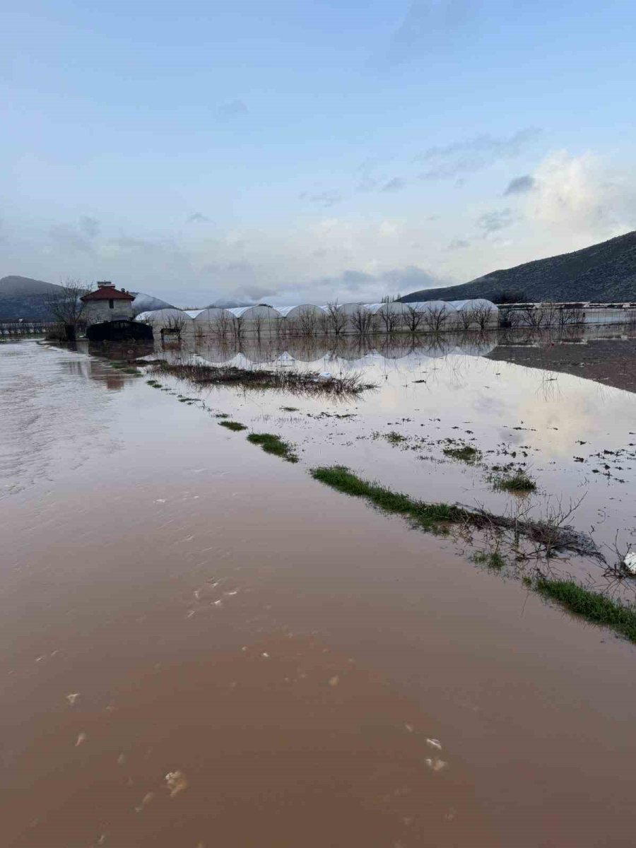 Elmalı’da Dereler Taştı, Tarım Alanları Sular Altında Kaldı