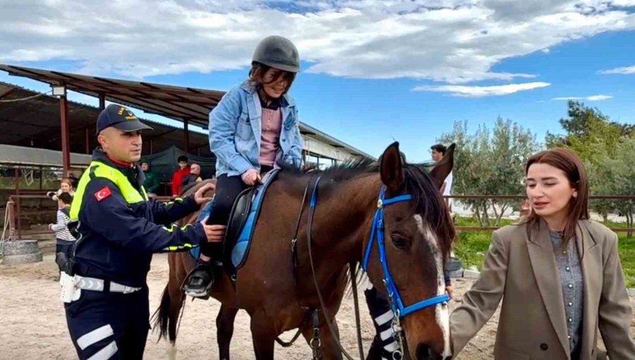 Otizmli Çocuklara Atla Terapi Desteği