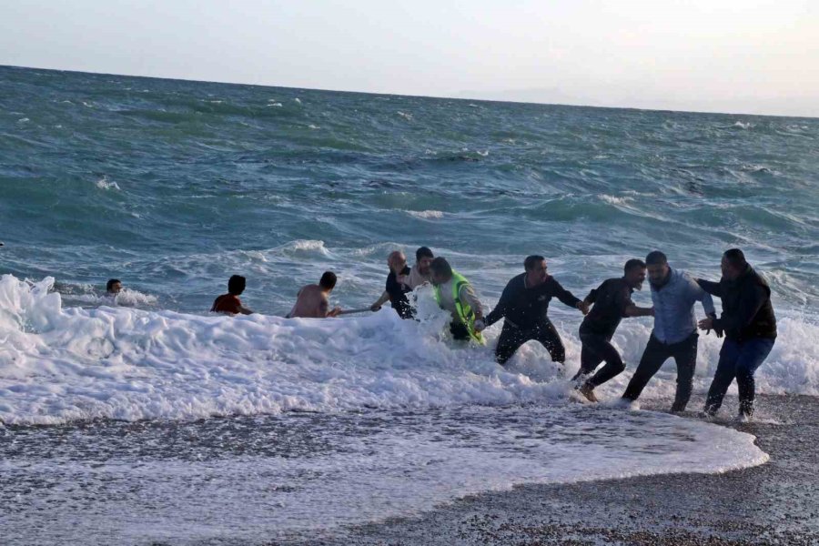 Dünyaca Ünlü Sahilde Can Pazarı: 2 Kardeş Kurtuldu, Kuzen Hayatını Kaybetti