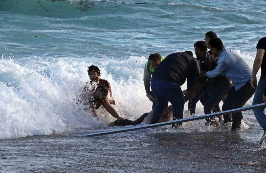Dünyaca Ünlü Sahilde Can Pazarı: 2 Kardeş Kurtuldu, Kuzen Hayatını Kaybetti