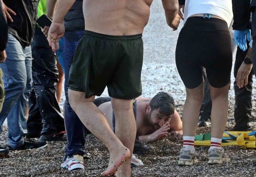 Dünyaca Ünlü Sahilde Can Pazarı: 2 Kardeş Kurtuldu, Kuzen Hayatını Kaybetti