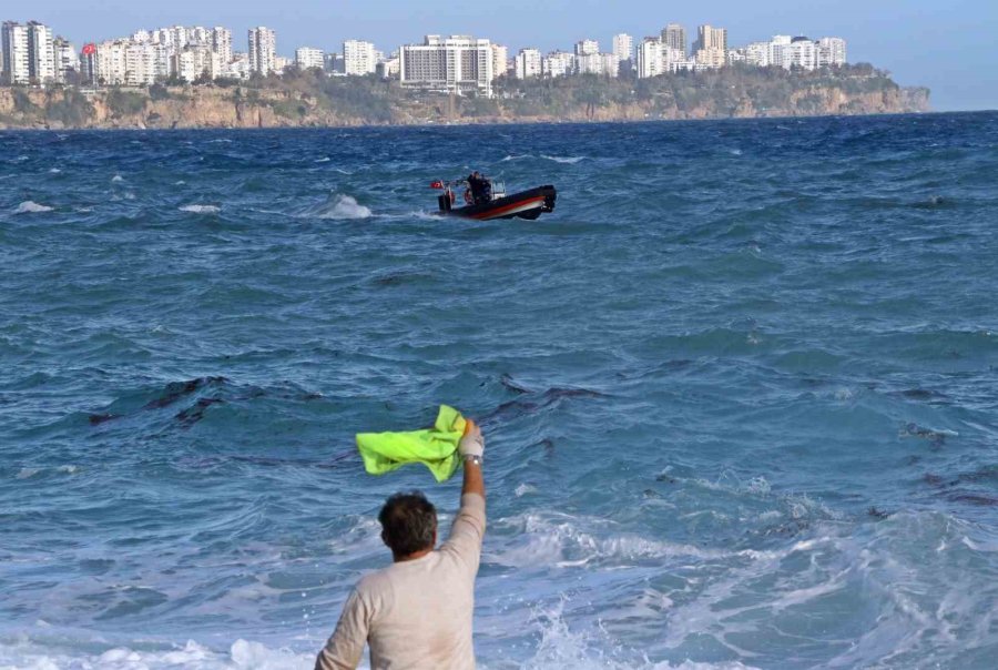 Dünyaca Ünlü Sahilde Can Pazarı: 2 Kardeş Kurtuldu, Kuzen Hayatını Kaybetti