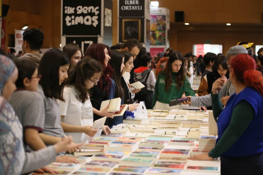 Kepez Kitap Fuarı Kitapseverlerin Akınına Uğruyor