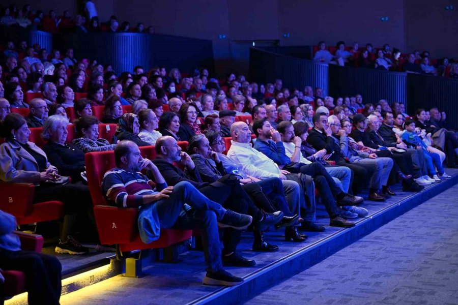 Mersin Şehir Tiyatrosuna Sanat Dünyasından Tam Not