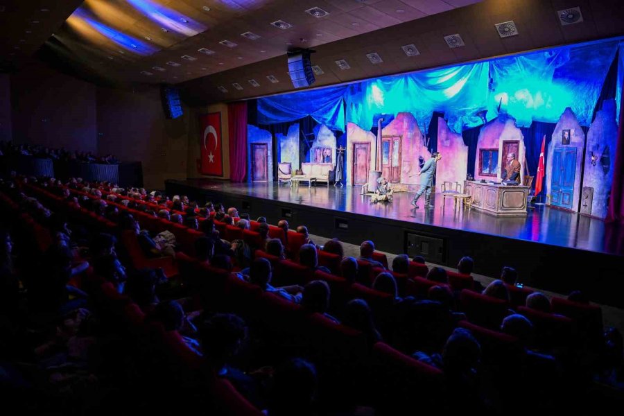 Mersin Şehir Tiyatrosuna Sanat Dünyasından Tam Not