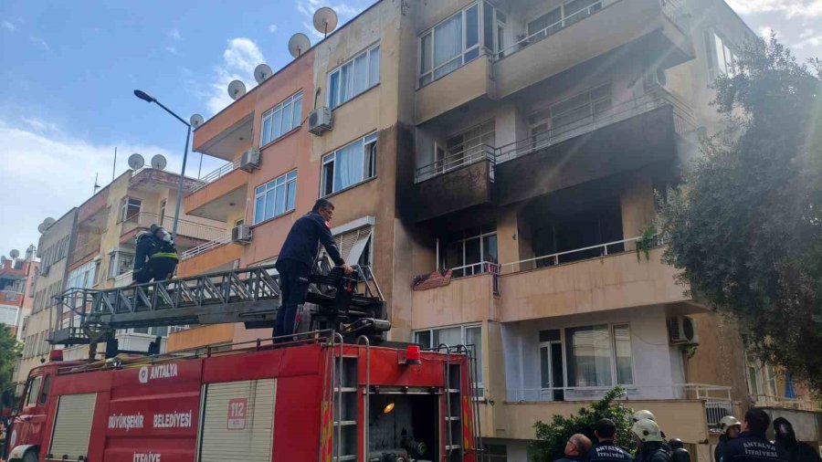 İtfaiye Eri Yangında Dumandan Etkilenen Kediyi Kalp Masajı İle Hayata Döndürdü