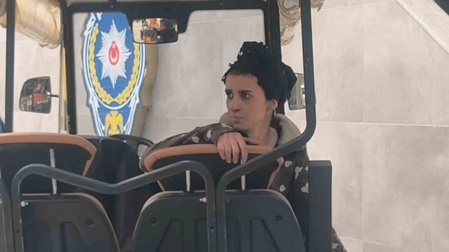 İtfaiye Eri Yangında Dumandan Etkilenen Kediyi Kalp Masajı İle Hayata Döndürdü