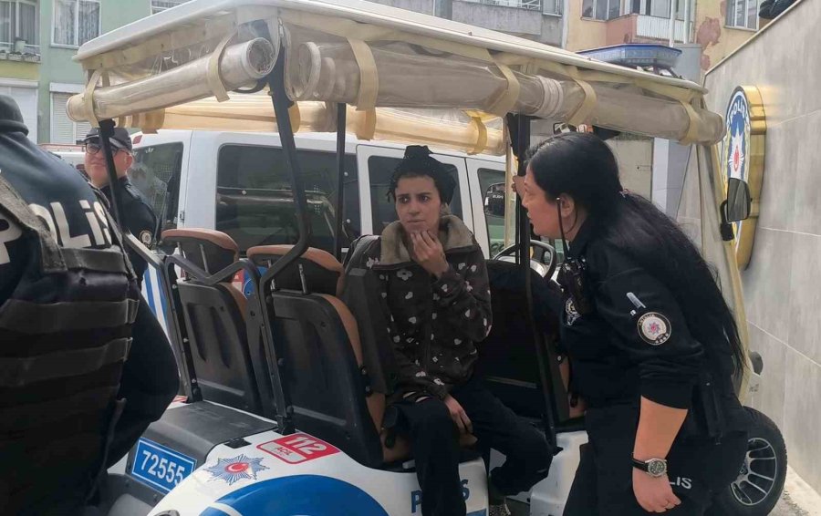 İtfaiye Eri Yangında Dumandan Etkilenen Kediyi Kalp Masajı İle Hayata Döndürdü