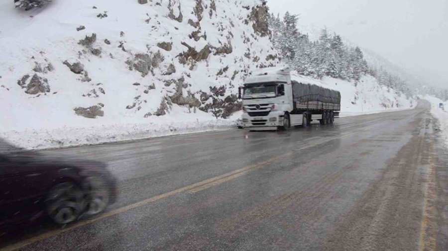 Alacabel’de Nisan Ayında Kar Sürprizi, Sürücüler Zor Anlar Yaşadı