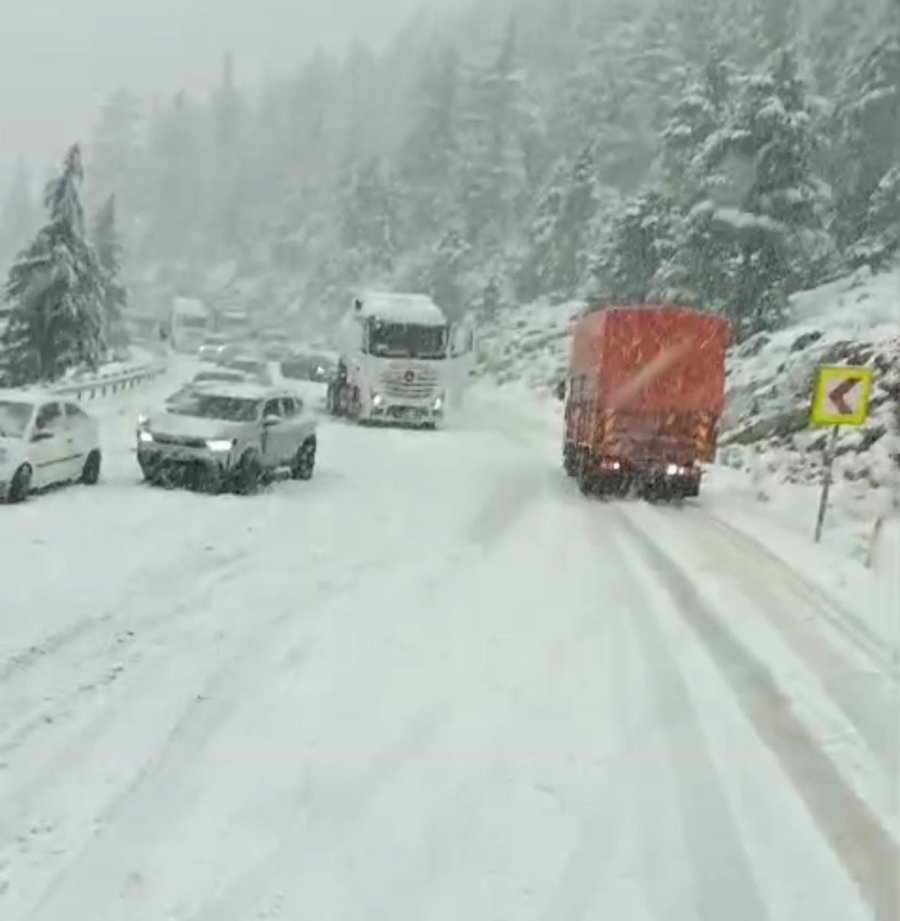 Alacabel’de Nisan Ayında Kar Sürprizi, Sürücüler Zor Anlar Yaşadı