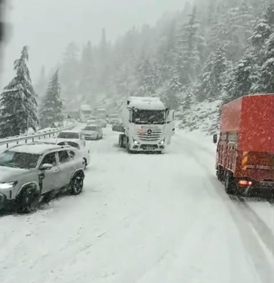 Alacabel’de Nisan Ayında Kar Sürprizi, Sürücüler Zor Anlar Yaşadı