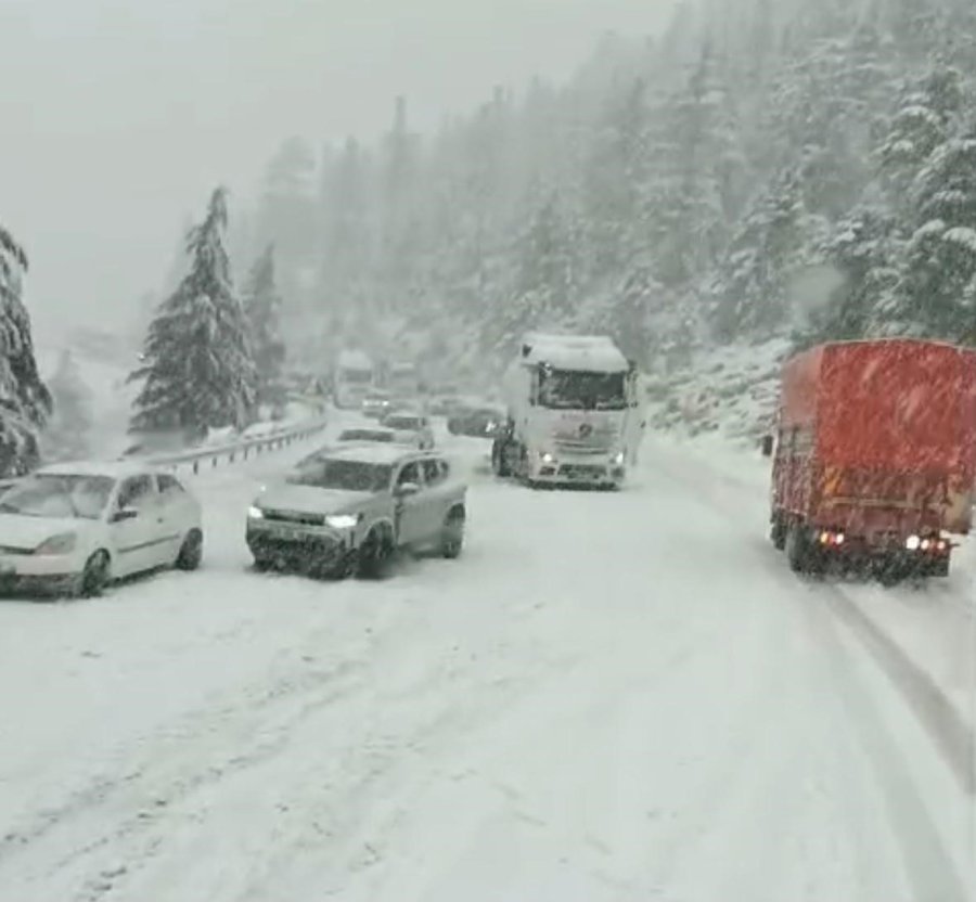 Alacabel’de Nisan Ayında Kar Sürprizi, Sürücüler Zor Anlar Yaşadı